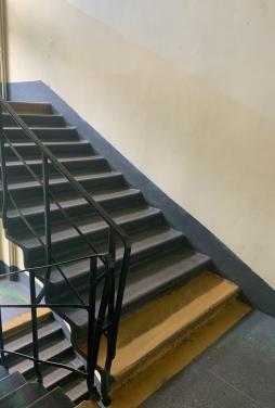 Яркие напольные полосы жёлтого цвета перед маршами внутренних и наружных лестниц.