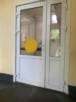 Маркировки дверей и прозрачных полотен для пользования инвалидов