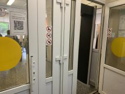 Маркировки дверей и прозрачных полотен для пользования инвалидов